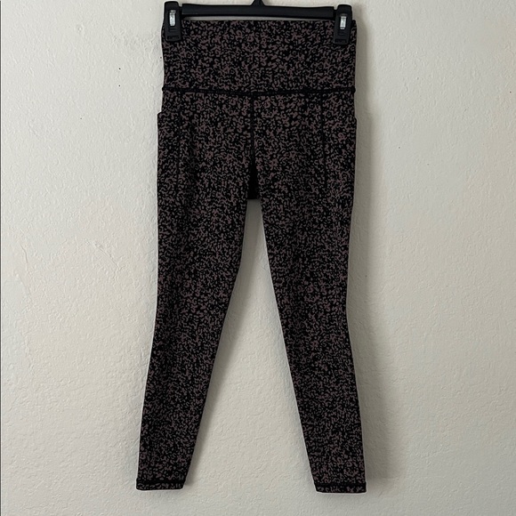 Like New! Athleta Salutation Stash Pocket Gravel 7/8 Tight Leggings in Size XS - Picture 4 of 16